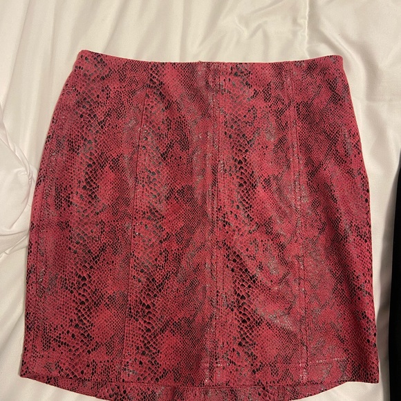 Skirt editorial new size small - Picture 2 of 3